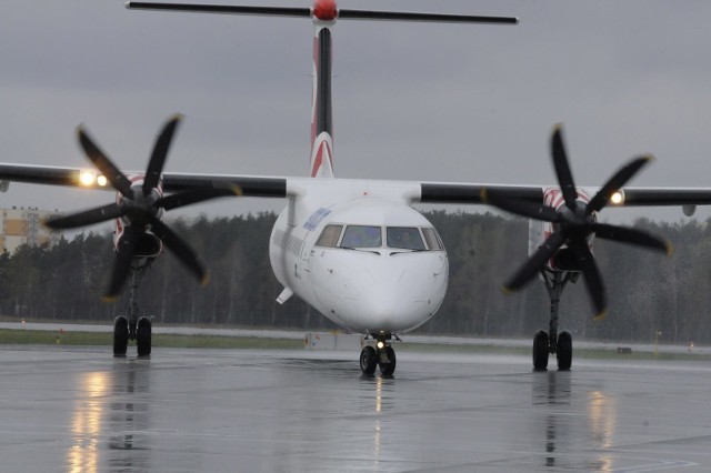 Prędkość przelotowa modelu Q400 to od 537 do 667 km/h.