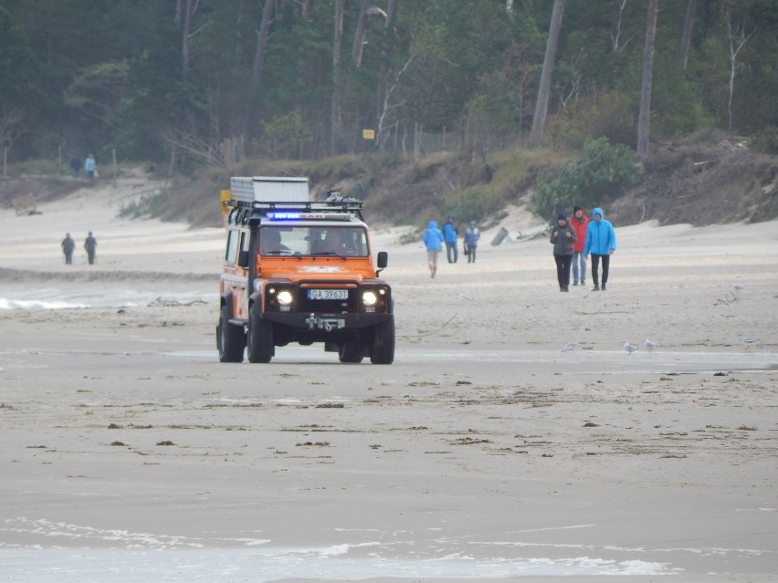 Na plaży wschodniej w Ustce trwa akcja m.in. Morskiej Służby...