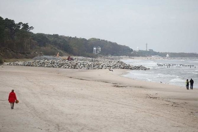 Elementy sztucznej rafy na plaży w Ustce