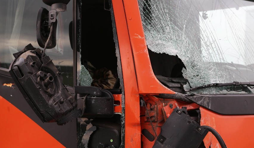 Groźny wypadek koło Piotrkowa. Ciężarówka uderzyła w busa na S8. Ranni [ZDJĘCIA]