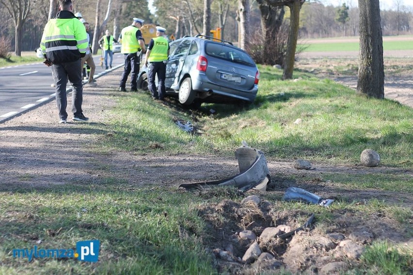 Mały Płock. Wypadek na DK 63. Citroen zderzył się z ciężarową Scanią. Ranne dziecko przetransportowano śmigłowcem do szpitala [ZDJĘCIA]