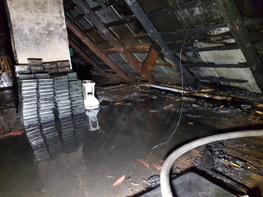 Pożar niezamieszkałego domu w Grojcu, spaliła się kotłownia, dach, zalane pomieszczenia