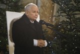 Jarosław Kaczyński w Starachowicach. Uczcił pamięć zmarłej mamy. Okrzyki podczas składania kwiatów (ZAPIS TRANSMISJI)