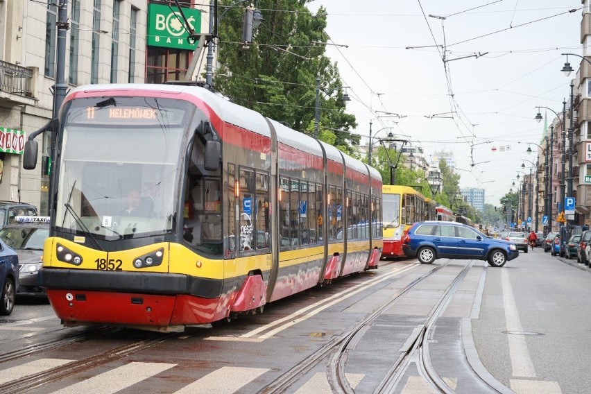 Strajkujący domagają się podwyżek 1 tys. zł  miesięcznie z...