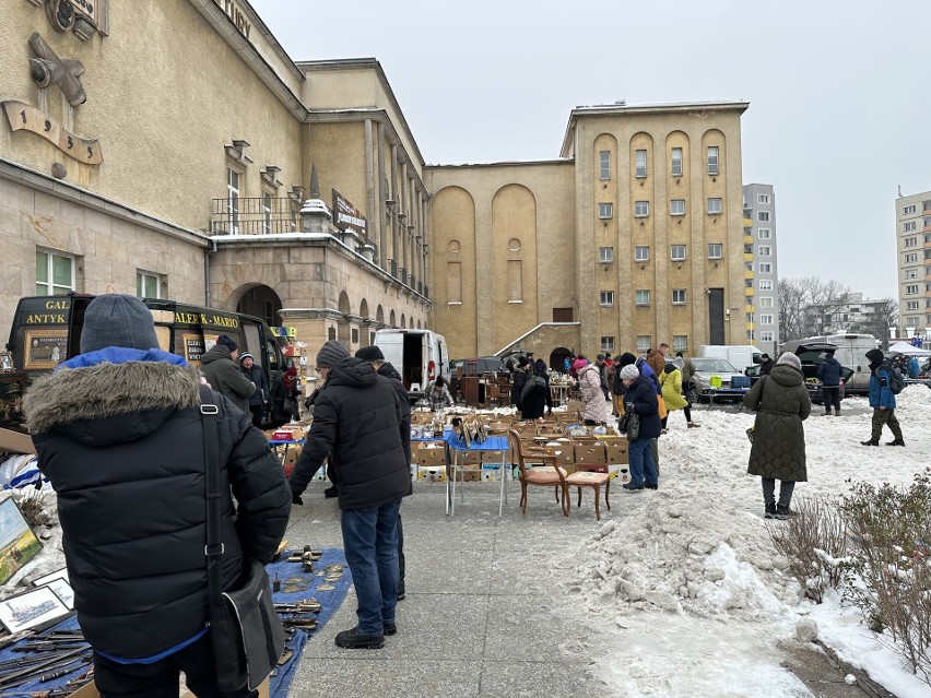 Giełda kolekcjonerska w Kielcach przyciągnęła tłumy ludzi. Na straganach prawdziwe cuda! Zobacz zdjęcia z zimowej odsłony giełdy