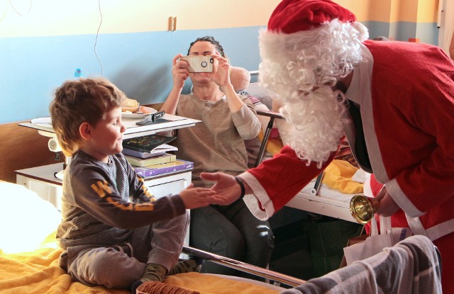 Na oddział dziecięcy szpitala w Grudziądzu przybył św. Mikołaj i obdarował chore dzieciaczki. Oczywiście wszystkim życzył szybkiego powrotu do zdrowia. Inicjatorem akcji są grudziądzcy strażnicy miejscy