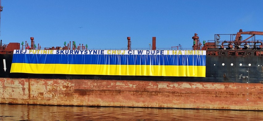 Ukraińska flaga z „wiadomością” dla Władimira Putina na rosyjskim statku w Gdyni