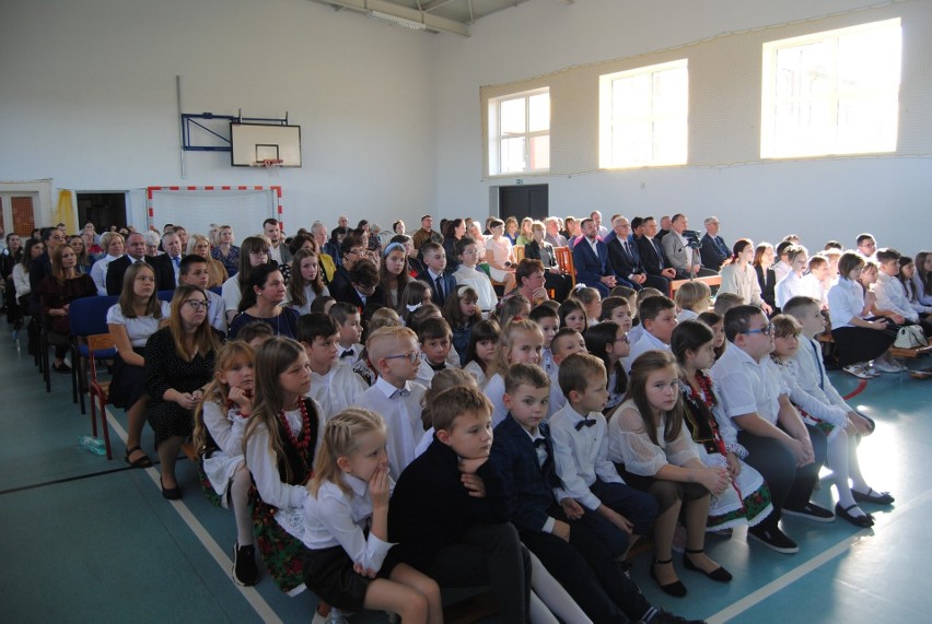 Szkoła Podstawowa w Bebelnie w gminie Włoszczowa świętuje jubileusz 10-lecia. Wspaniała uroczystość! Zobaczcie zdjęcia