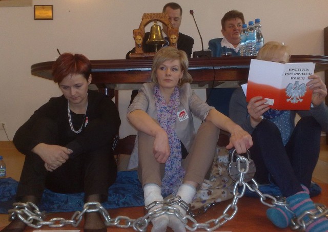 Rodzicie uczniów szkoły w Dąbkach przykuli się łańcuchami.
