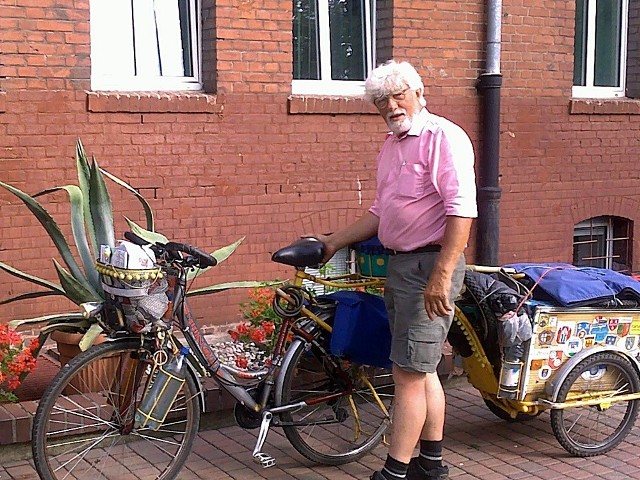 - Na turystykę rowerową niepotrzebne są pieniądze - mówi Litwin (na zdjęciu przy świnoujskim magistracie). - Na świecie jest wielu ludzie dobrej woli, otwartych, wspaniałych, miłych.