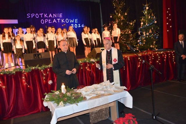 Ksiądz biskup Marian Florczyk poświęcił opłatki. Złożył tez wszystkim życzenia z okazji świąt Bożego Narodzenia. Z lewej ksiądz Krzysztof Banasik