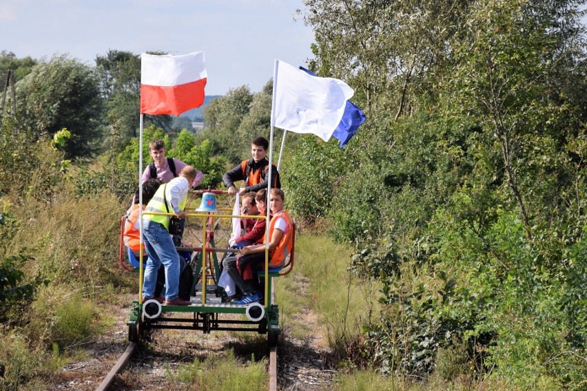 Dwiema drezynami kolejowymi, napędzanymi siłą ludzkich...