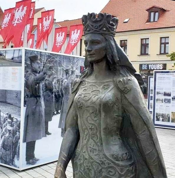 Pomnik patronki Inowroclawia na Rynku
