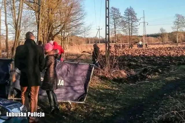 Do makabrycznego odkrycia doszło we wtorek (21 stycznia) w miejscowości Witoszyn. Przypadkowa osoba znalazła nadpalone ciało mężczyzny.