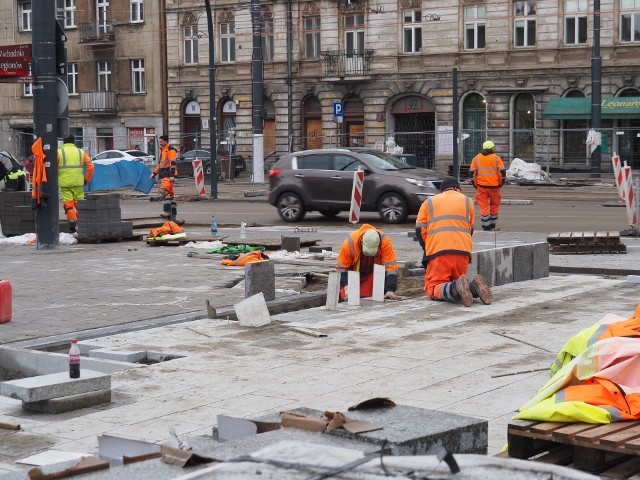 W rejonie skrzyżowania ul. Legionów i ul. Zachodniej w sobotę 17 lutego pracowano przy układaniu chodników od strony placu Wolności, natomiast w kierunku ul. Gdańskiej niewiele się działo.