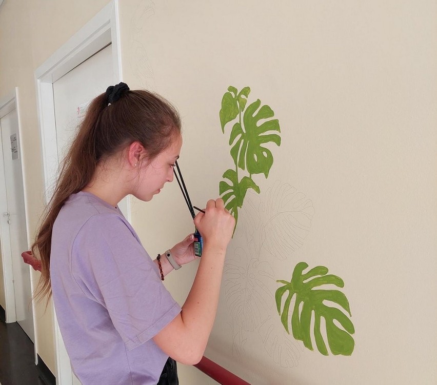 Szpital w Ostrowi przyjazny dzieciom - wolontariusze z MDK ozdabiają rysunkami ściany oddziału pediatrycznego. Zdjęcia