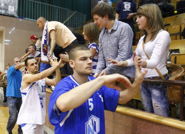 Tomasz Balcerek (z przodu) trafił bardzo ważną trójkę w końcówce meczu.