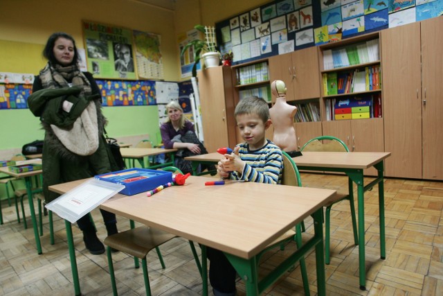 Rodzice sześciolatków chętniej posyłają dzieci do szkól.