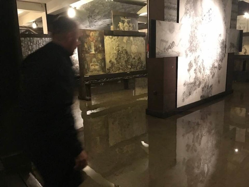 Tragedia w Harmężach – zniszczona przez wodę wystawa Mariana Kołodzieja „Klisze pamięci. Labirynty” [ZDJĘCIA]