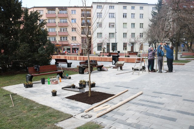 Centrum przesiadkowe w Rybniku przy PKP nabiera kształtu. Są już zamykane szafki na rowery!