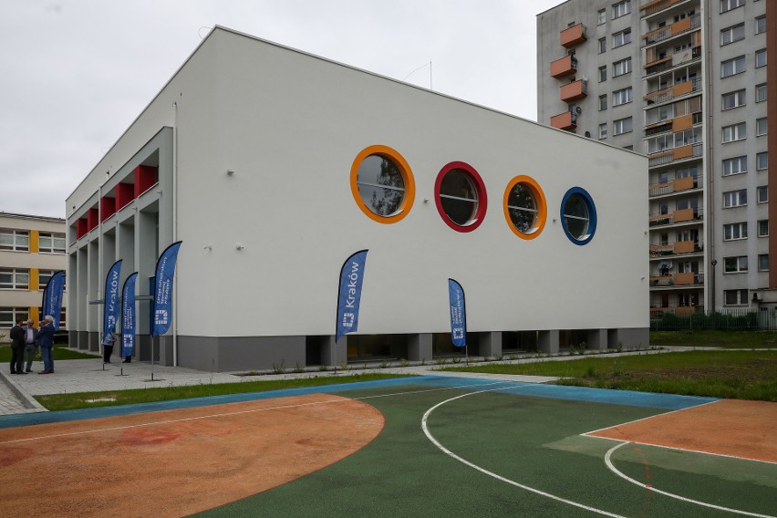 Kraków. Powstała nowa hala sportowa na Dębnikach przy szkole