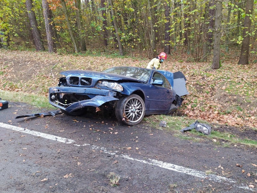 Wypadek w Smęgorzowie. Kierowca BMW jazdę na drodze krajowej nr 73 zakończył w rowie [ZDJĘCIA]
