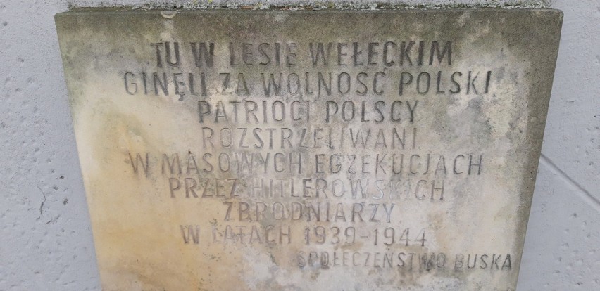 Tablica upamiętniająca w Lesie Wełeckim