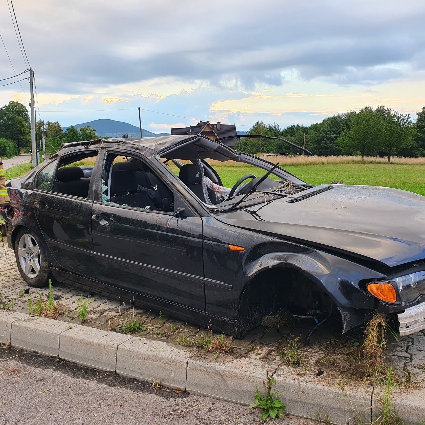 Lipnik. Doszczętnie zniszczone BMW. Auto wypadło z drogi i koziołkowało ścinając po drodze słup 