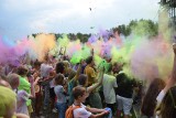 Częstochowa: kolory holi królują w parku „Lisiniec". Zobaczcie, co się dzieje podczas Festiwalu Kolorów