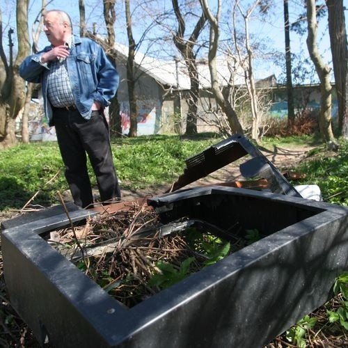 Janusz Żukowski pokazuje śmieci przy al. 3 Maja, kwiecień 2008 r.