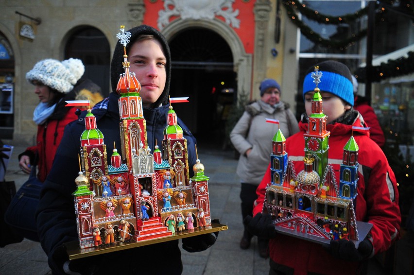 76. Konkurs Szopek Krakowskich. Po prezentacji na estradzie Targów Bożonarodzeniowych trafiły do Celestatu [ZDJĘCIA]