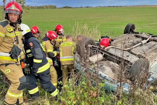 Trzy osoby poszkodowane po dachowaniu pojazdu osobowego na powiatowej drodze pod Oleśnicą.