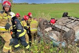 Pod Oleśnicą samochód wypadł z drogi i dachował. Trzy osoby poszkodowane, strażacy udzielali im pierwszej pomocy