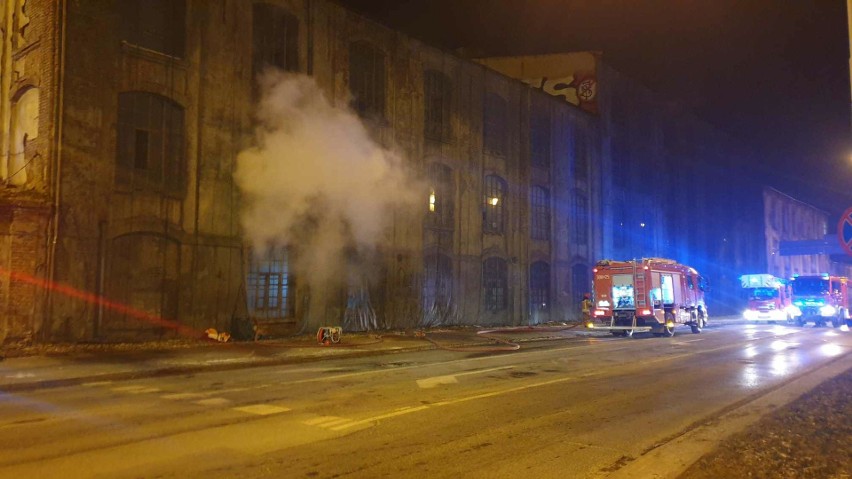 Pożar opuszczonej fabryki przy rondzie Solidarności w Łodzi. Paliło się w dawnej przędzalni na rogu Pomorskiej i Źródłowej ZDJĘCIA