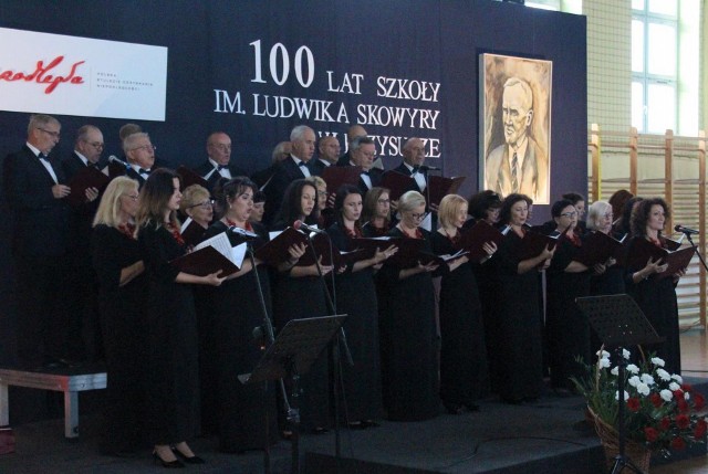 Nauczycielski chór Canto wystąpił w części artystycznej  obchodów stulecia Zespołu Szkół numer 2 w Przysusze.