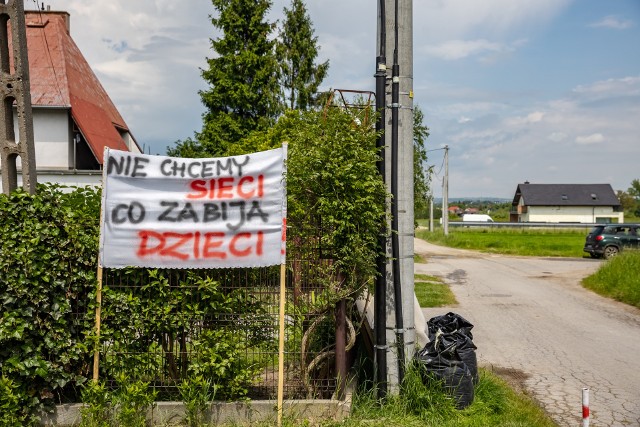 Mieszkańcy Olszanicy protestują przeciwko postawieniu stacji bazowej telefonii komórkowej