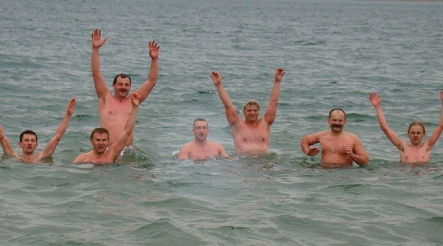 Tym razem siedmiu śmiałków wskoczyło do Jeziora Tarnobrzeskiego.