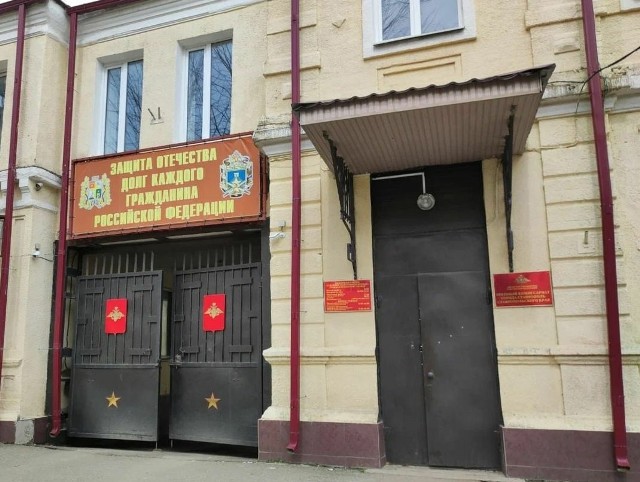 Siedziba biura werbunkowego w rosyjskim Stawropolu. Nieznani sprawcy obrzucili je butelkami z benzyną.