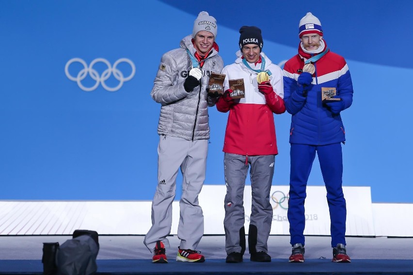 Kamil Stoch odebrał swój trzeci złoty medal olimpijski.