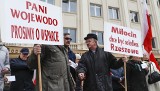 Mieszkańcy Pogwizdowa Nowego i Miłocina pikietowali pod Urzędem Wojewódzkim. Chcą do Rzeszowa [ZDJĘCIA, WIDEO]
