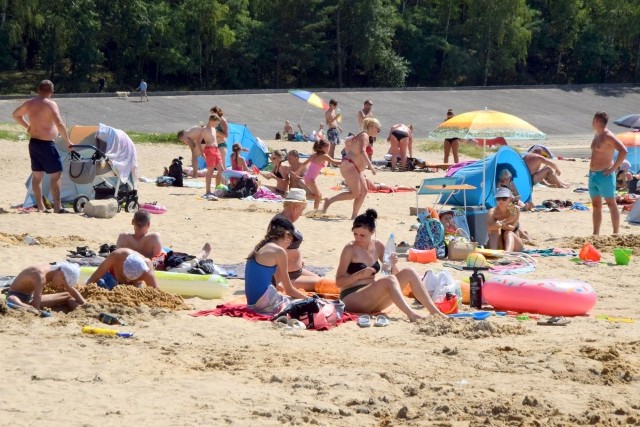 Całkiem sporo osób zdecydowało się spędzić upalny czwartek nad zalewem w Chańczy. Ludzie korzystali z kąpieli słonecznych i szukali ochłody w wodzie. Na wodzie oprócz łódek i pontonów, można też było zaobserwować łabędzie, którym nie przeszkadzały hałasy z pobliskiej plaży. Zobacz, jak wypoczywano nad zalewem w Chańczy w upalny czwartek 21 lipca>>>