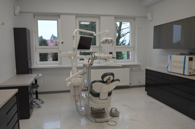 W szkole w Jedlni - Letnisku jest nowy gabinet stomatologiczny, zęby będą w nim leczyli uczniowie szkół w gminie.