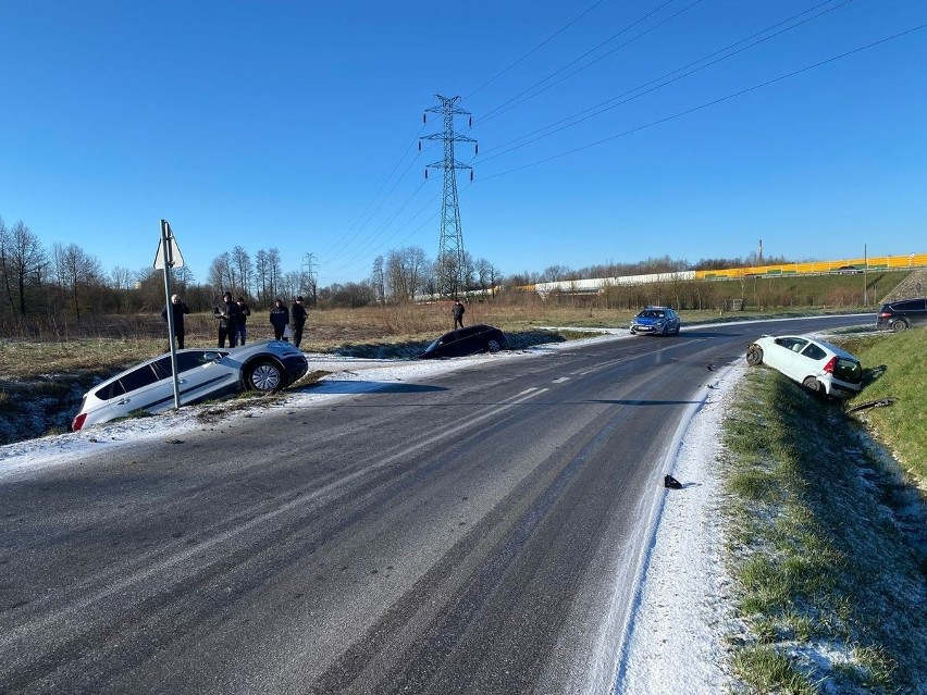 Zderzenie trzech samochodów na łuku oblodzonej drogi w Trzebownisku. Wszystkie wylądowały w rowie