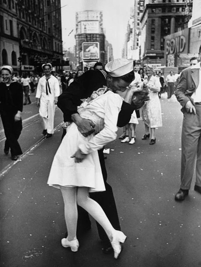 Zobacz wzruszające sceny pocałunku z czasów wojennych [ZDJĘCIA]