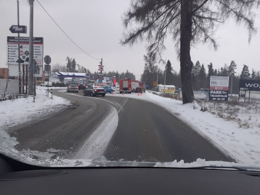 Kolizja czterech samochodów na ul. Ludźmierskiej w Nowym...