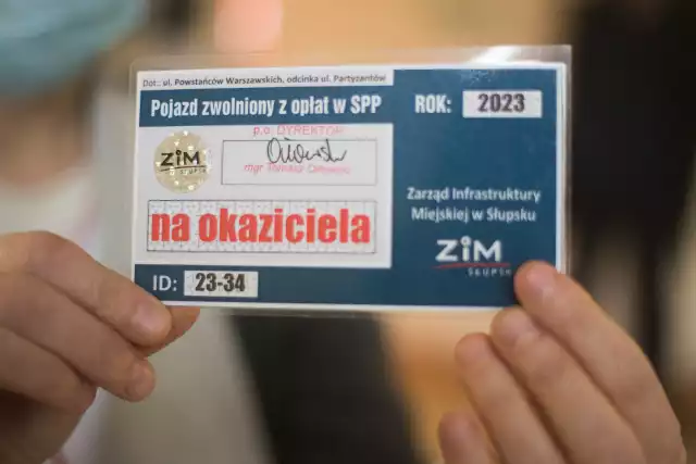 Krwiodawcy pobierają w RCKiK identyfikatory zwalniające z opłaty za parkowanie. Samochody mogą zostawić tylko przy ul. Powstańców Warszawskich oraz Partyzantów (na odcinku od ul. Jana Kilińskiego do ul. Armii Krajowej).