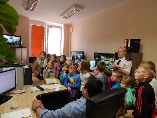Dzieci z Parsęcka odwiedzają komendę SM w Szczecinku ze stanowiskiem monitoringu