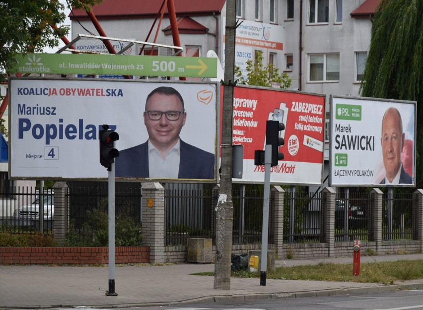 Ostrołęka. Nasz Czytelnik zwraca uwagę na przedwyborczy absurd na ulicy Ostrołęki. Zobaczcie zdjęcia