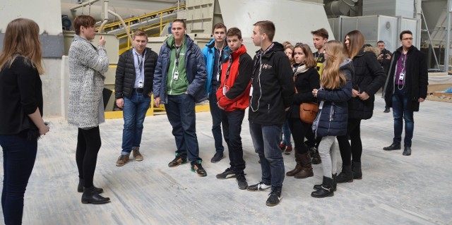 Uczniowie gimnazjum w Wąchocku i członkowie Młodzieżowej Rady Miasta z Wąchocka podczas zwiedzania nowej fabryki firmy Cerrad.