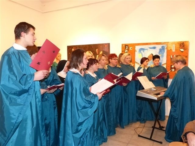Przed gośćmi wystąpił chór złożony z uczniów i nauczycieli placówki.
